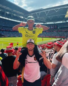 Jon Vlogs Instagram - Jogo do United x City com meu filhote, a resenha não para!! Valeu pelo convite @antony00, vc é brabo ❤️🔥 London, United Kingdom