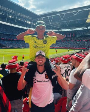 Jon Vlogs Instagram - Jogo do United x City com meu filhote, a resenha não para!! Valeu pelo convite @antony00, vc é brabo ❤️🔥