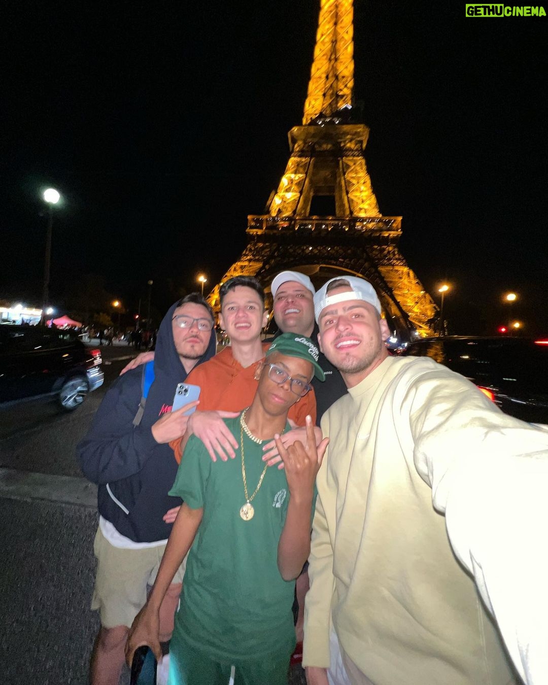 Jon Vlogs Instagram - Conhecendo um pouco por vez, me ajudar escolher qual o próximo destino? Paris, France
