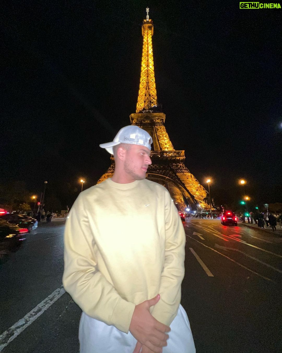 Jon Vlogs Instagram - Conhecendo um pouco por vez, me ajudar escolher qual o próximo destino? Paris, France
