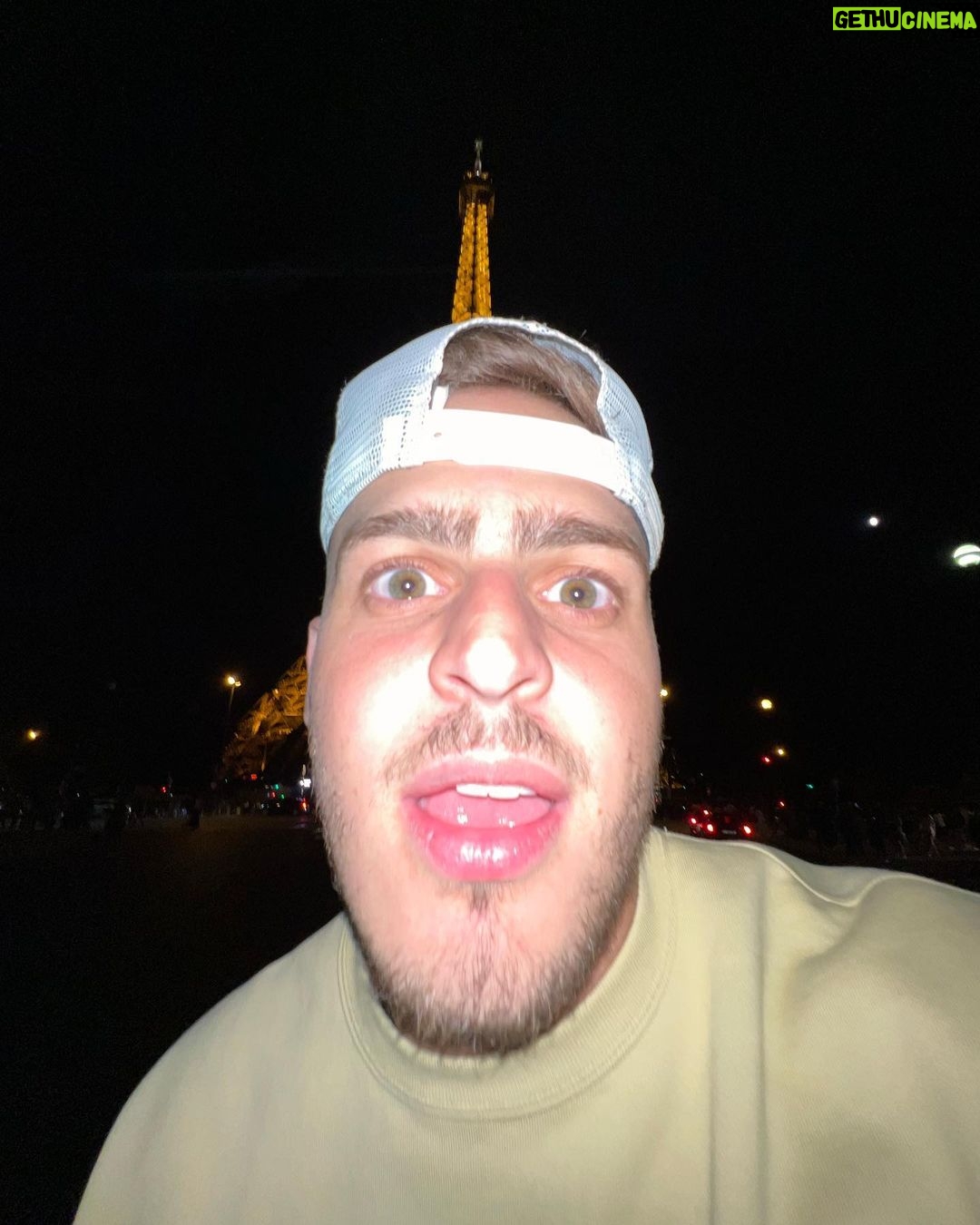 Jon Vlogs Instagram - Conhecendo um pouco por vez, me ajudar escolher qual o próximo destino? Paris, France