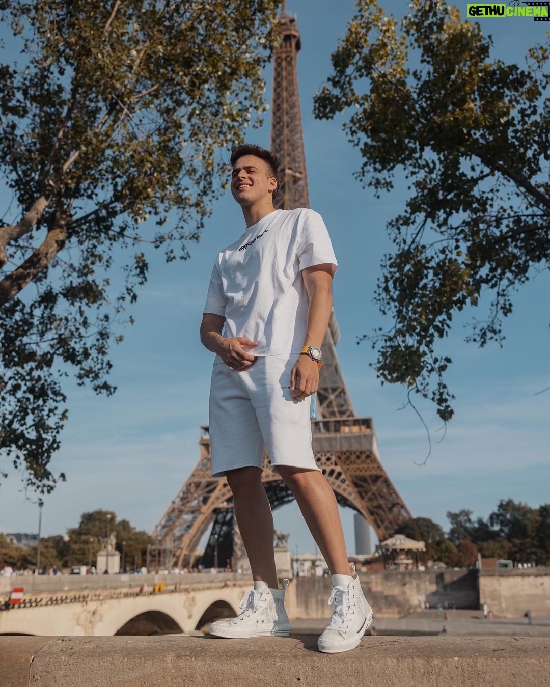 Jon Vlogs Instagram - Pra que ter vida se não é para ser vivida ? 🥵 Paris, France