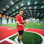 Jon Vlogs Instagram - Cotinuando as viagens pelos EUA, fui de NYC para Kentucky e aproveitei pra dar uma passada e conhecer a estrutura do Kansas City, já to vendo de colocar meu nome no draft da NFL 🔥 Valeu pelo convite e pelo carinho que recebi aqui, vcs são brabos demais!! ❤️ @chiefs Kansas City, Missouri