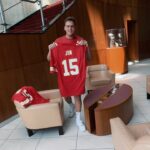 Jon Vlogs Instagram - Cotinuando as viagens pelos EUA, fui de NYC para Kentucky e aproveitei pra dar uma passada e conhecer a estrutura do Kansas City, já to vendo de colocar meu nome no draft da NFL 🔥 Valeu pelo convite e pelo carinho que recebi aqui, vcs são brabos demais!! ❤️ @chiefs Kansas City, Missouri