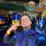 Jon Vlogs Instagram - Ontem foi dia de pegar umas ondas em Nazaré com o @pedroscooby, quem tava na live sentiu a resenha! Valeu pelo rolê, irmão! Portugal, logo logo tô de volta e quem sabe não marcamos algo especial... 👊🏻🔥 Nazaré, Portugal