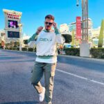 Jon Vlogs Instagram - FIZEMOS HISTORIA! 🙏 Oportunidades iguais a essa que nos levam para lugares como a Twitch Con em Las Vegas proporcionadas pela @samsungmobile são muito especiais pra mim. Foi incrivel poder fazer parte de algo tão grande, em outro país, com minha família e chat comigo acompanhando tudo de perto e interagindo. Obrigado mais uma vez ❤️ #TeamGalaxy #PlayGalaxy #Ad Las Vegas, Nevada