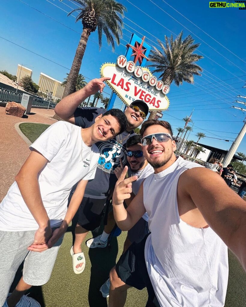 Jon Vlogs Instagram - Chegamos na Twitch Con em Las Vegas pela @SamsungMobile 🙏 2023 tem sido um ano muito especial pra mim onde consegui crescer minha comunidade, criar um produto insano que é o IRL, poder ajudar marcas incriveis como a Samsung e o principal, trazer meus amigos e o chat comigo pra todas essas conquistas Vocês não tem noção do quão feliz eu to ultimamente, obrigado ❤ #TeamGalaxy #PlayGalaxy #Ad Las Vegas, Nevada
