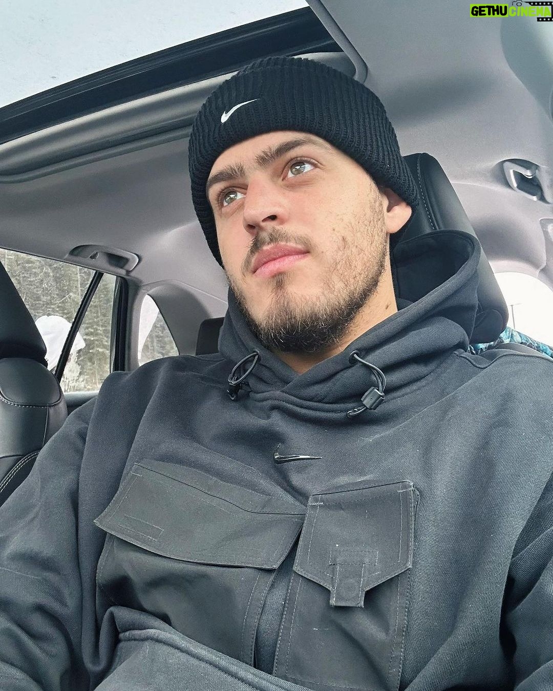 Jon Vlogs - 494K Likes - 🙄