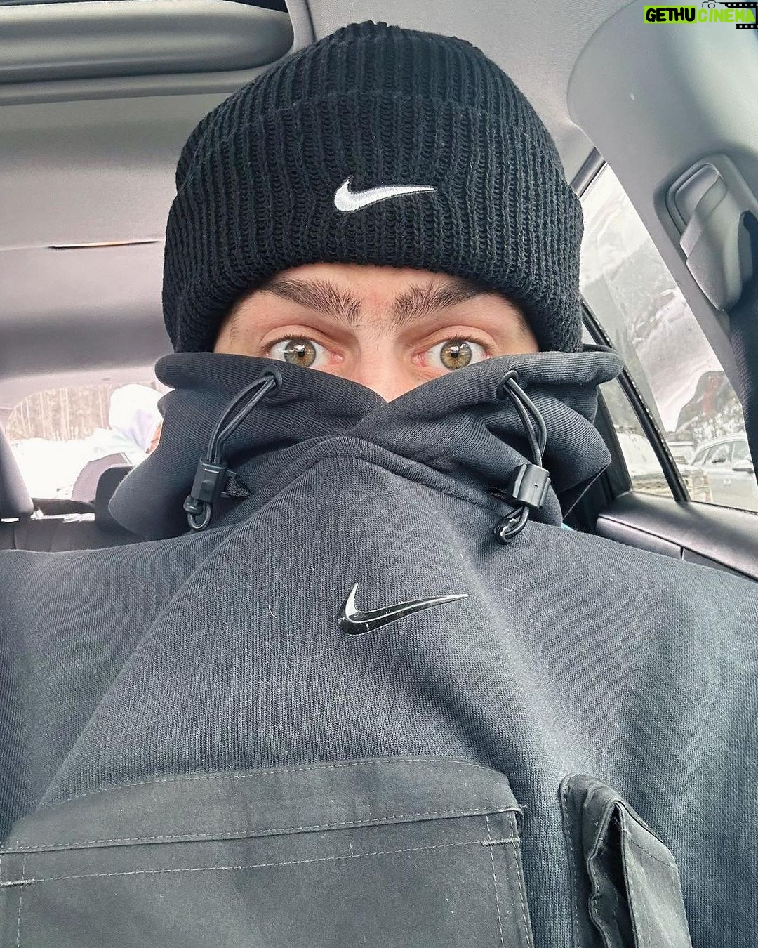 Jon Vlogs - 494K Likes - 🙄