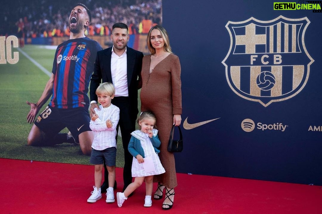 Jordi Alba Instagram - Me hace muy feliz haber cerrado esta maravillosa etapa rodeado de tantos compañeros, amigos y familiares que han sido fundamentales en este viaje. Una noche emotiva y muy bonita, a la altura de lo que hemos vivido estos años. Gracias al @fcbarcelona y a todos los que pudisteis acompañarme, y también a los que de algún modo estuvisteis presentes. 💙❤️ Me voy realmente orgulloso de lo que he hecho, de lo que conseguimos, y con las ganas de volver algún día a la que siempre será mi casa.