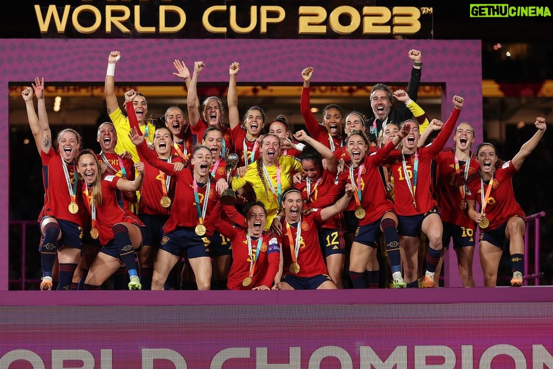 Jordi Alba Instagram - Vamos!! CAMPEONAS del Mundo!! Impresionante, todo el país está orgulloso de vosotras, enhorabuena a todas!! 👏🏻⭐️