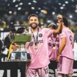 Jordi Alba Instagram - Campeones!! 🏆💪🏻 La @LeaguesCup se viene con nosotros a Miami! Felices de conseguir nuestro primer título, grande equipo!! Gracias a nuestra afición por ayudarnos a lograrlo juntos!! 💗🖤