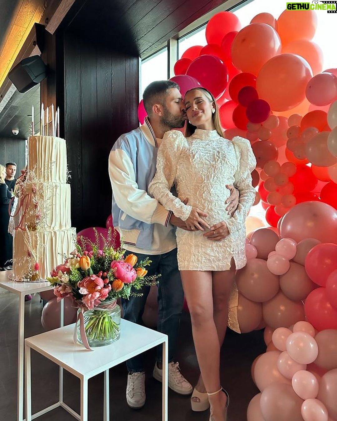 Jordi Alba Instagram - Feliz cumple, mi amor!!! 🥳🎉 Gracias por ser como eres y darnos a todos los que te rodeamos tantas alegrías!! Disfruta mucho de tu día ❤️ Te queremos muchísimo, cariño. 🎂🎊3️⃣2️⃣
