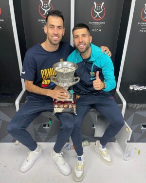 Jordi Alba Instagram - Amigo, después de tantas vivencias juntos, ¿qué puedo decirte que no sepas? Te marchas de tu casa dejando una huella imborrable en la historia del Barça. Más de 700 partidos y parte fundamental de tantos títulos y noches de gloria que todos los culers recordaremos siempre.

Ha sido un gran orgullo compartir estos años a tu lado en el campo, y una suerte inmensa disfrutar de tu amistad y la de tu familia. ¡Os queremos mucho y os deseamos mucha suerte en lo que esté por venir! Gracias por todo, @5sergiob! ❤️