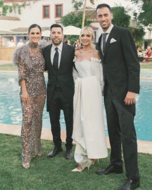 Jordi Alba Instagram - Amigo, después de tantas vivencias juntos, ¿qué puedo decirte que no sepas? Te marchas de tu casa dejando una huella imborrable en la historia del Barça. Más de 700 partidos y parte fundamental de tantos títulos y noches de gloria que todos los culers recordaremos siempre.

Ha sido un gran orgullo compartir estos años a tu lado en el campo, y una suerte inmensa disfrutar de tu amistad y la de tu familia. ¡Os queremos mucho y os deseamos mucha suerte en lo que esté por venir! Gracias por todo, @5sergiob! ❤️