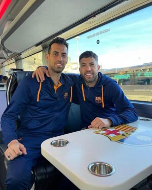 Jordi Alba Instagram - Amigo, después de tantas vivencias juntos, ¿qué puedo decirte que no sepas? Te marchas de tu casa dejando una huella imborrable en la historia del Barça. Más de 700 partidos y parte fundamental de tantos títulos y noches de gloria que todos los culers recordaremos siempre.

Ha sido un gran orgullo compartir estos años a tu lado en el campo, y una suerte inmensa disfrutar de tu amistad y la de tu familia. ¡Os queremos mucho y os deseamos mucha suerte en lo que esté por venir! Gracias por todo, @5sergiob! ❤️