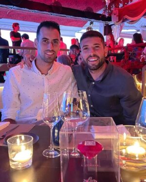 Jordi Alba Instagram - Amigo, después de tantas vivencias juntos, ¿qué puedo decirte que no sepas? Te marchas de tu casa dejando una huella imborrable en la historia del Barça. Más de 700 partidos y parte fundamental de tantos títulos y noches de gloria que todos los culers recordaremos siempre.

Ha sido un gran orgullo compartir estos años a tu lado en el campo, y una suerte inmensa disfrutar de tu amistad y la de tu familia. ¡Os queremos mucho y os deseamos mucha suerte en lo que esté por venir! Gracias por todo, @5sergiob! ❤️