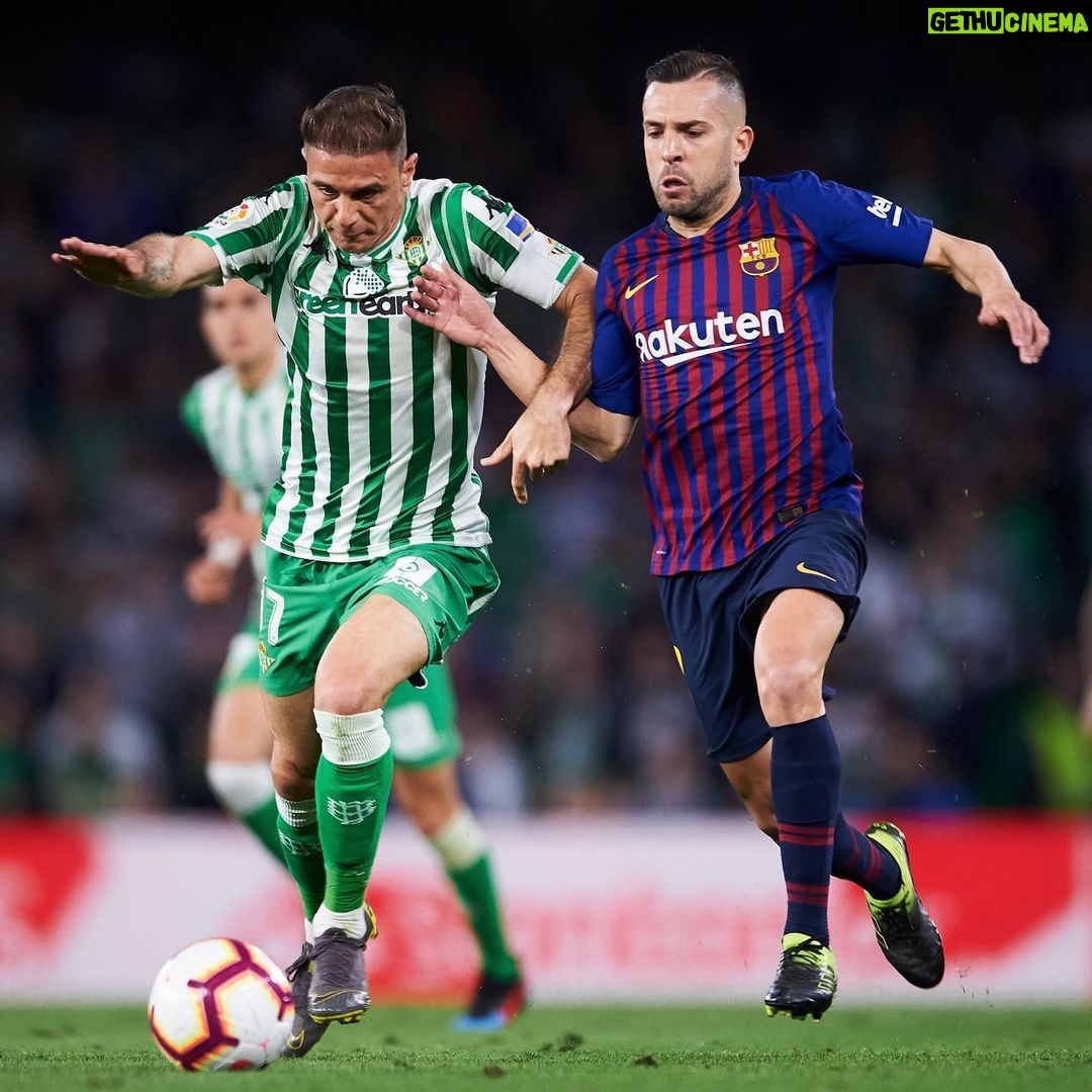 Jordi Alba Instagram - Qué gran suerte tuve de poder jugar contigo y contra ti en tantas ocasiones. Y qué decir de los maravillosos momentos que hemos pasado juntos fuera del terreno de juego. ¡Amigo @joaquinarte, eres un auténtico fenómeno y una leyenda! Gracias por tu arte tanto dentro como fuera del césped. Se te va a echar mucho de menos... 🙌🏻👏🏻
