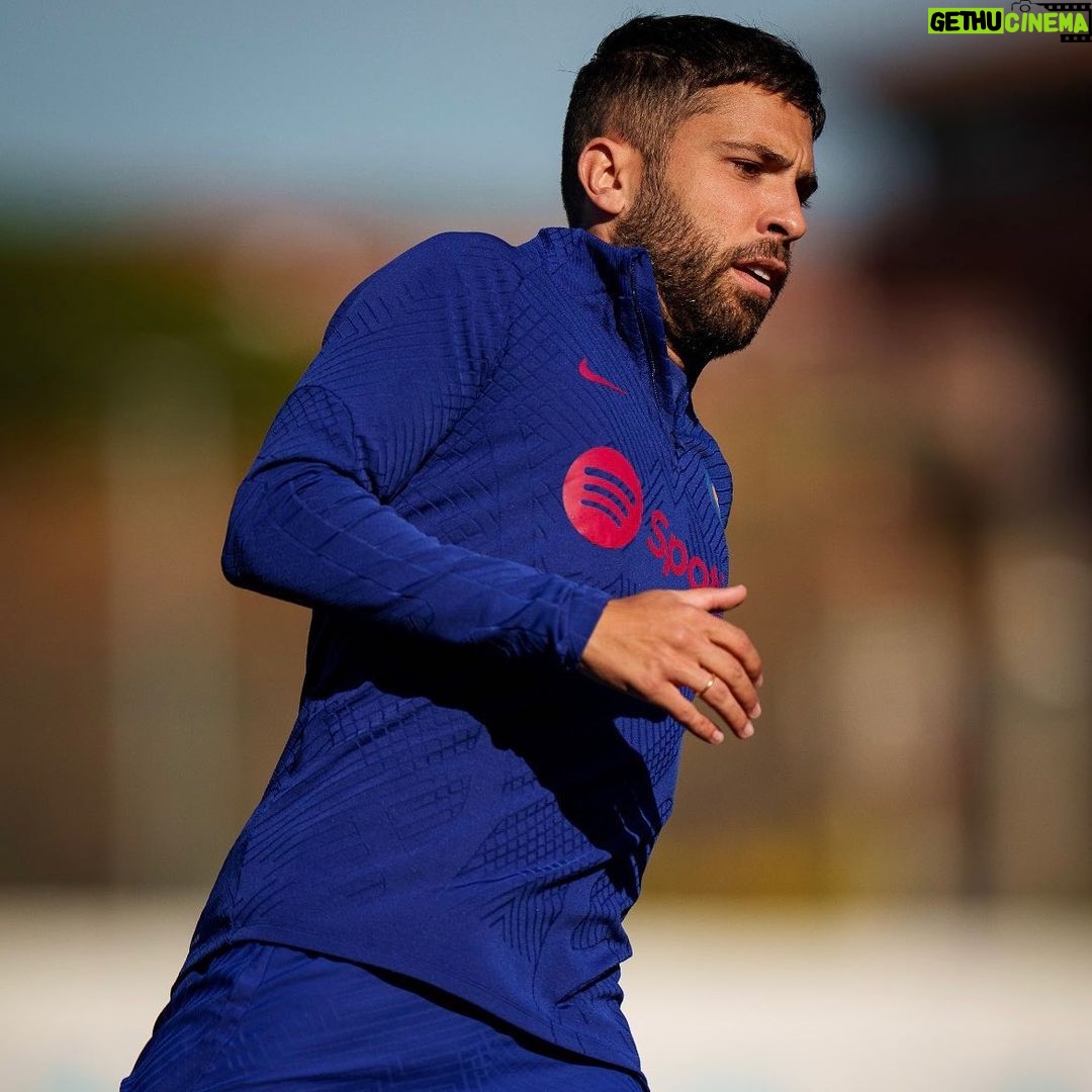 Jordi Alba Instagram - Lunes de vuelta a los entrenamientos. @fcbarcelona 💪🏻🔵🔴