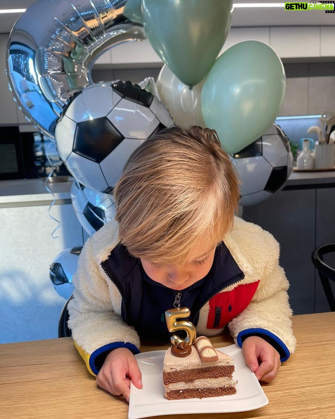 Jordi Alba Instagram - Muchas felicidades, mi niño!! Poquito a poco te nos estás haciendo mayor, y cada vez aprendemos más de ti!! Nos haces muy felices y te amamos muchísimo. 🎂❤️