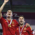 Jordi Alba Instagram – Orgullo de capitΓ‘n y de compaΓ±ero. Siempre has sido un gran lΓder para todos los que formamos parte de la @sefutbol, tanto en los momentos buenos como en los malos.
DespuΓ©s de tantas concentraciones, entrenamientos y partidos juntos en la selecciΓ³n, hoy te despides y se te echarΓ‘ mucho de menos, amigo. Gracias por lo que nos has aportado y por todo lo que has dado. Eres ΓΊnico. πͺπ»β€οΈ