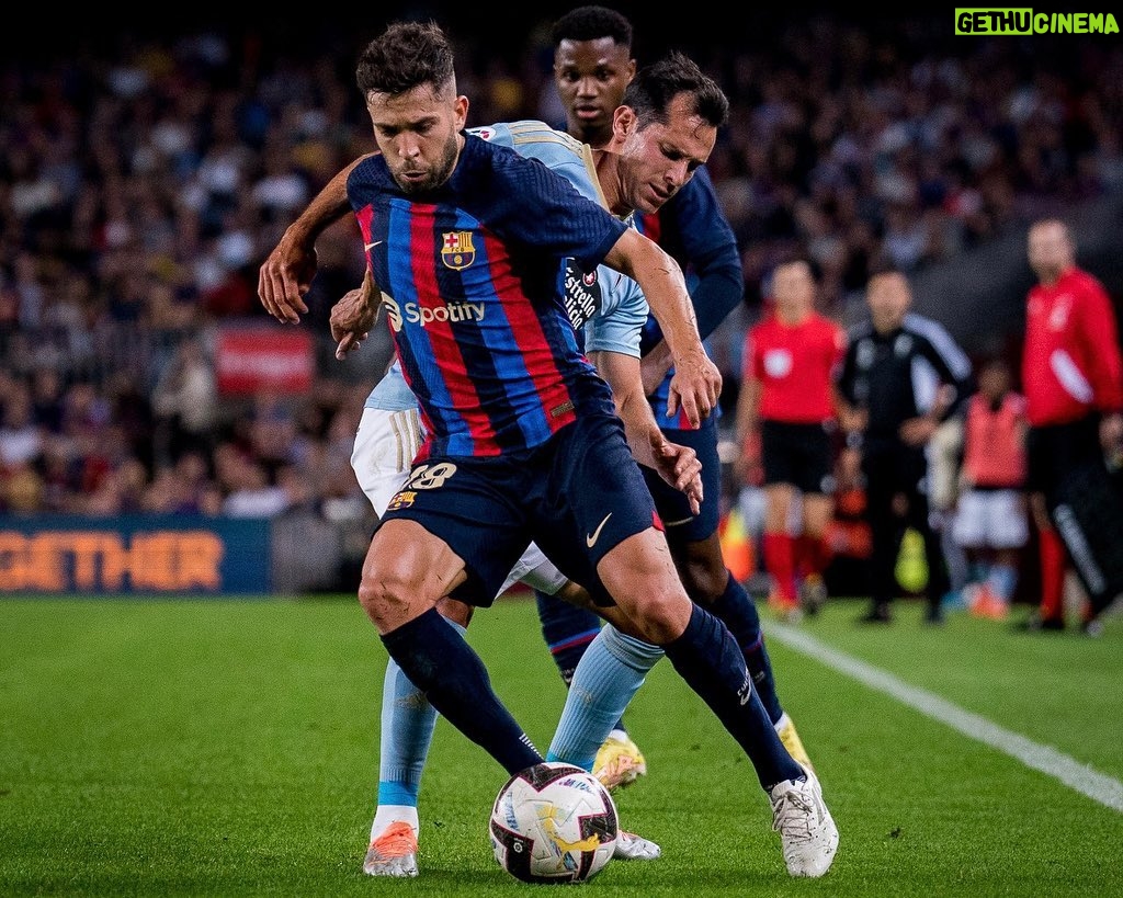 Jordi Alba Instagram - Triunfo importante ante nuestra afici贸n para coger fuerzas para una semana muy importante que tenemos por delante. 馃挭馃徏馃敍馃挋鉂わ笍 #for莽abar莽a Camp Nou