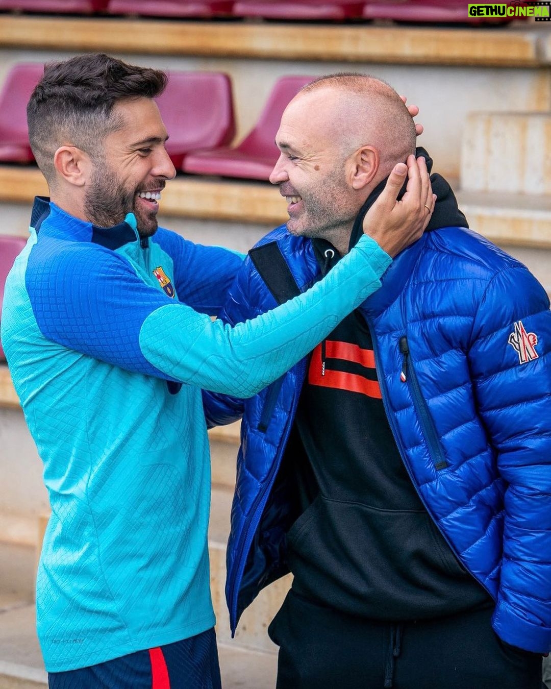 Jordi Alba Instagram - Vuelta al trabajo. @fcbarcelona π΅π΄ Y ademΓ‘s con la visita especial de @andresiniesta8. πππ»