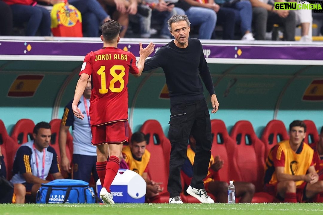 Jordi Alba Instagram - La derrota siempre duele y más aún en un Mundial donde nuestros objetivos eran mucho mayores. Solo podemos agradecer a toda la gente que nos apoyó, nos jode mucho por ellos porque compartíamos la misma ilusión. Míster @luisenrique21worldcup22, quiero agradecerte la confianza y la dedicación que pusisteis tanto tú como tu staff durante todos estos años. Sabemos que diste todo por este equipo y te deseo mucho éxito en lo que venga.
