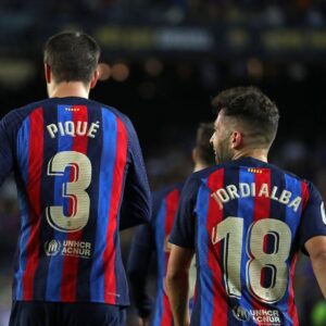 Jordi Alba Instagram - Llegenda del @fcbarcelona! Ha sigut un honor i una gran sort defensar al teu costat aquesta samarreta durant tots aquests anys i compartir moltíssims moments històrics que tots els culers de cor, com tu, hem gaudit tant. Et trobarem molt a faltar al vestidor i al camp, però ens queda per sempre l'amistat que ens uneix i el teu llegat com a blaugrana. Molta sort en el futur i gràcies per tot, Geri! Leyenda del @fcbarcelona! Ha sido un honor y una gran suerte defender junto a ti esta camiseta durante todos estos años y compartir muchísimos momentos históricos que todos los culers de corazón, como tú, hemos disfrutado tanto. Te echaremos mucho de menos en el vestuario y en el campo, pero nos queda para siempre la amistad que nos une y tu legado como blaugrana. Mucha suerte en el futuro y gracias por todo, @3gerardpique! 💙❤️ #Sempr3
