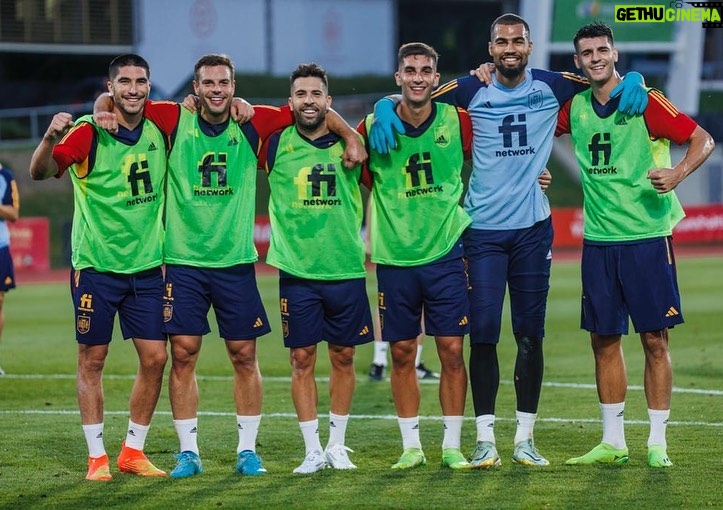 Jordi Alba Instagram - Siempre es un orgullo volver a una concentraci贸n de la @sefutbol 馃嚜馃嚫鈿斤笍