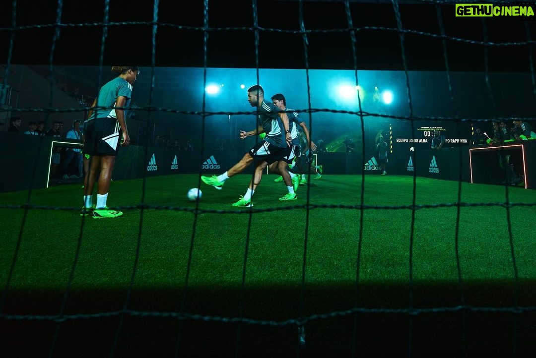 Jordi Alba Instagram - Ayer tuvimos un evento de otra dimensión con @adidas_es poniendo a prueba mis #xspeedportal en Barcelona. @adidasfootball #creadoconadidas @marialeonn16 @ferrantorres @ireneparedes4 @raphinha @vickyylopezz._