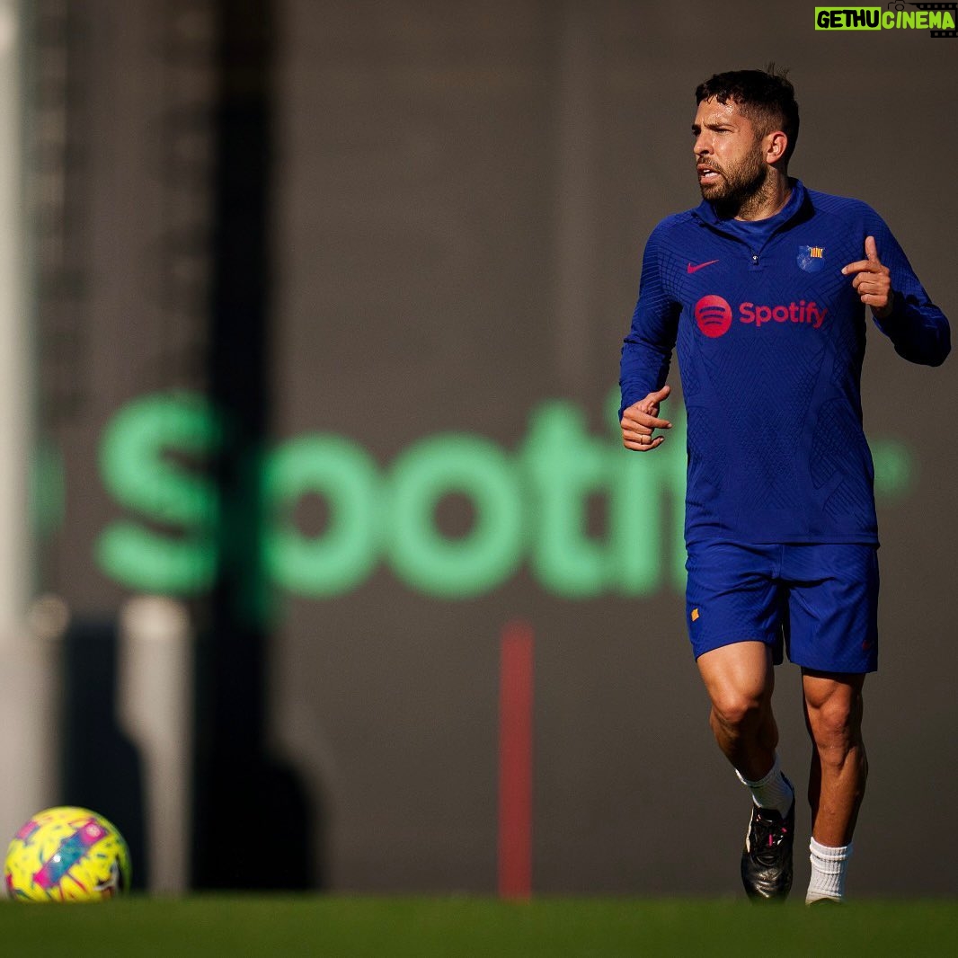 Jordi Alba Instagram - Lunes de vuelta a los entrenamientos. @fcbarcelona 💪🏻🔵🔴