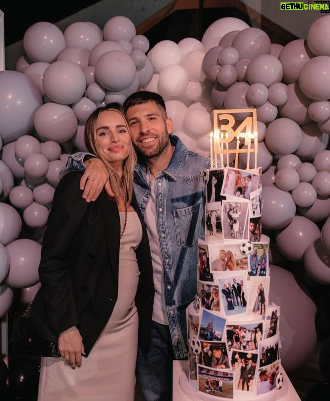 Jordi Alba Instagram - Soy tan feliz por todo el cariño que he recibido hoy. Muchas gracias por las felicitaciones que me han llegado y a todos los que estuvisteis presentes en la celebración. 👏🏻🎉 Y por supuesto, a ti mi amor también agradecerte muchísimo por organizar una fiesta tan especial. Eres la mejor. @romarey_ventura ❤️