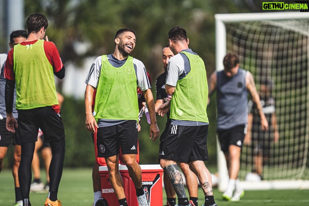Jordi Alba Instagram - Listos para el partido de mañana. 💪🏻🖤💗