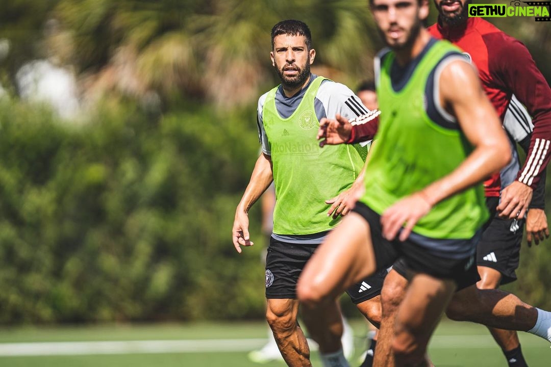 Jordi Alba Instagram - Listos para el partido de mañana. 💪🏻🖤💗