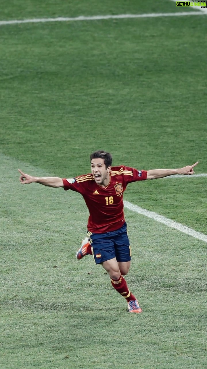 Jordi Alba Instagram - Hoy juega nuestra Selección y estaré apoyándola y siguiéndola desde la distancia… Quería agradecerles enormemente a todos los que me han acompañado en este viaje increíble con la @sefutbol. Ha sido un orgullo y una alegría inmensa haber vestido esta camiseta y haber compartido tantos buenos momentos con todos vosotros. Os voy a echar de menos a todos y también muchísimo a toda nuestra afición!! GRACIAS DE CORAZÓN ♥️⚽️