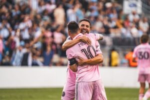 Jordi Alba Instagram - Estamos en la final!! 💪🏻 Otro paso más del equipo y ahora con ganas de pelear juntos de nuevo el sábado para conseguir el título, vamos! 💗🖤