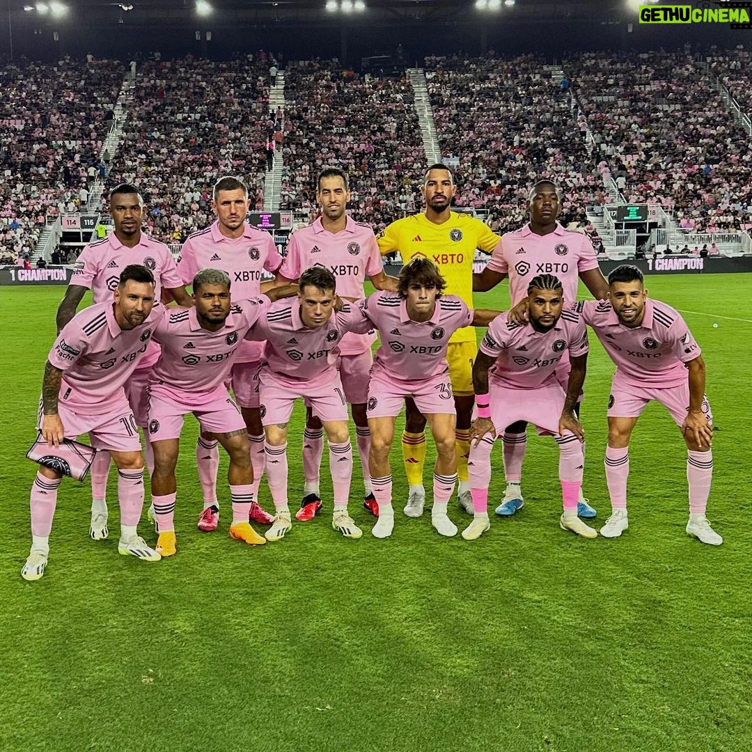 Jordi Alba Instagram - Vamossss!! A semifinales de @leaguescup!! Buen trabajo, equipo. 👏🏻✅🦩 DRV PNK Stadium