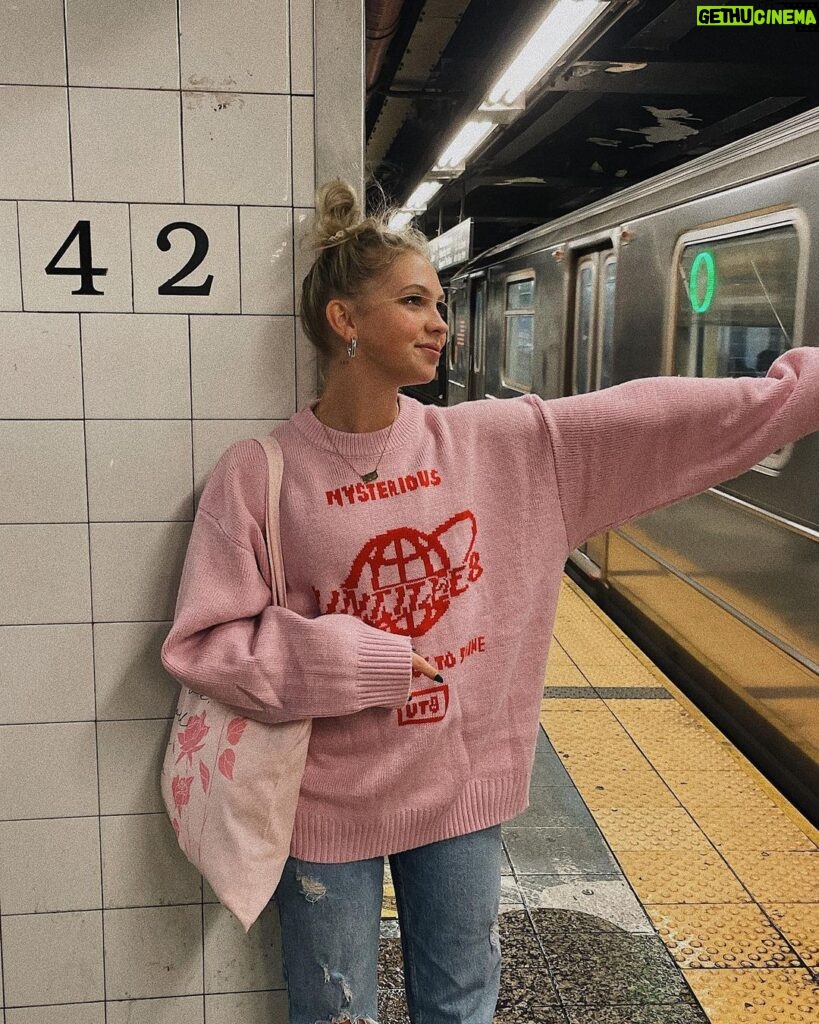 Jordyn Jones Instagram - craving 🍎 Lower East Side Manhattan