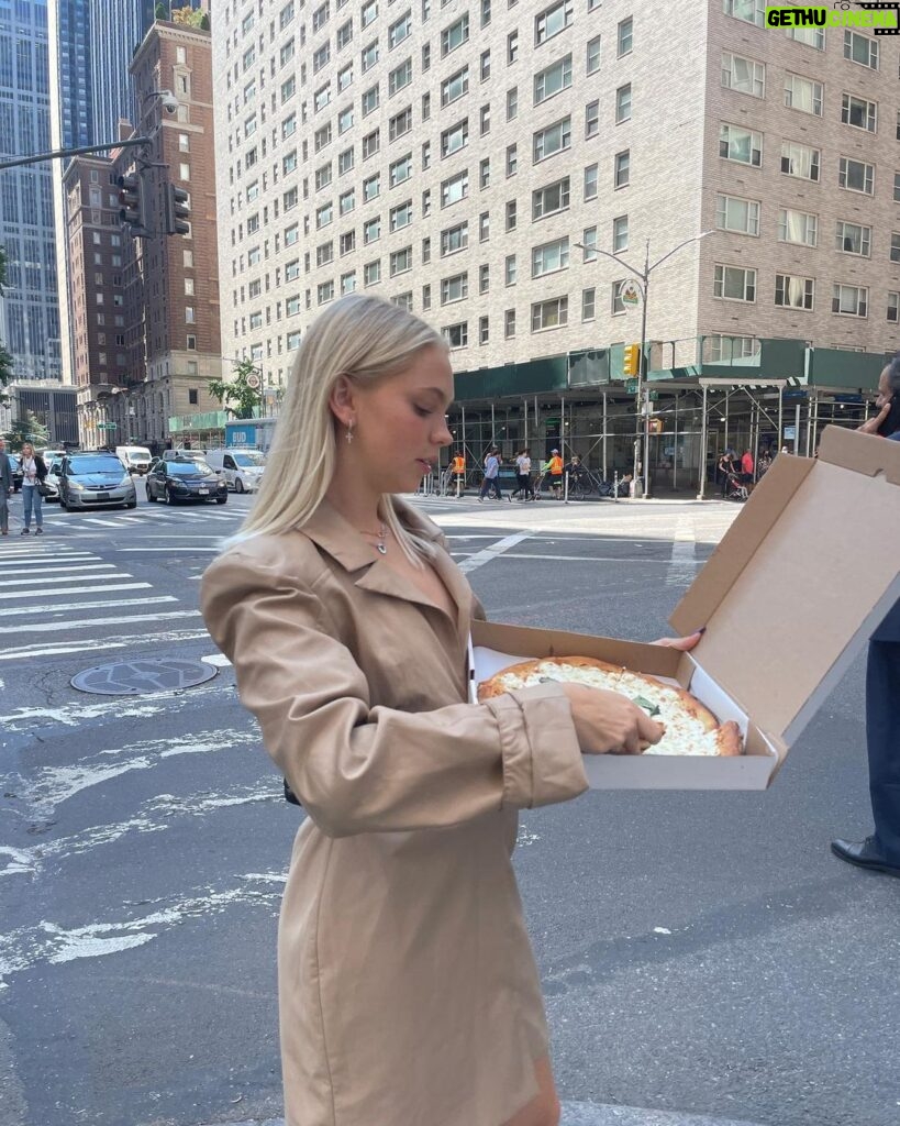 Jordyn Jones Instagram - craving 🍎 Lower East Side Manhattan