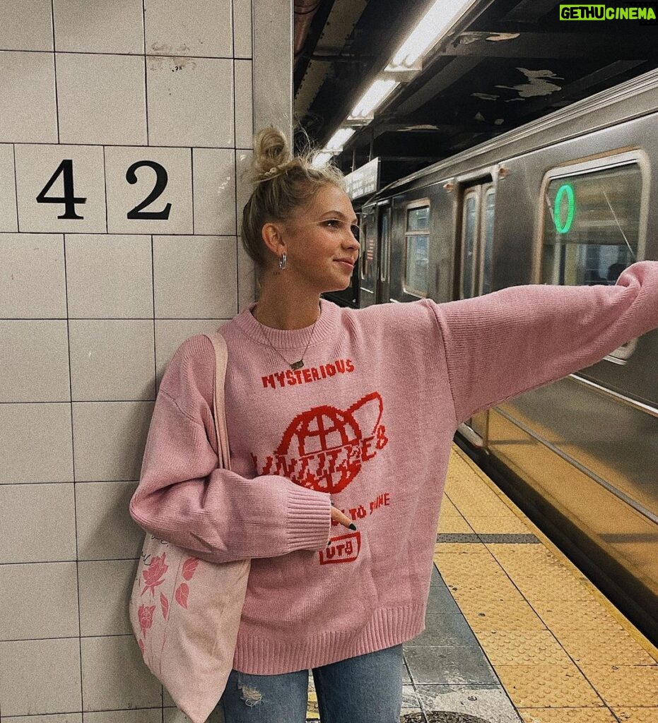 Jordyn Jones Instagram - my new york vlog is up now 🤍 click the link in my bio to watch!! *ALSO* my cute tote bag is also on sale today as well as all my other Podcast merch! Tap the link in my bio to shop my merch with 20% off today & tomorrow only with CODE: CYBER20 Manhattan, New York