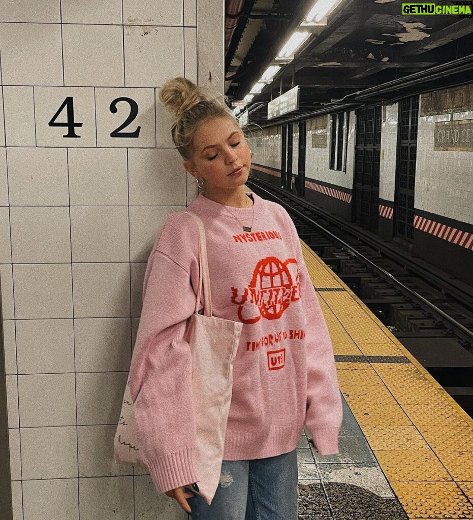 Jordyn Jones Instagram - my new york vlog is up now 🤍 click the link in my bio to watch!! *ALSO* my cute tote bag is also on sale today as well as all my other Podcast merch! Tap the link in my bio to shop my merch with 20% off today & tomorrow only with CODE: CYBER20 Manhattan, New York
