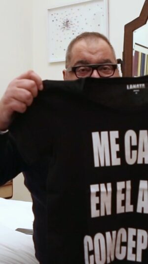 Jorge Ernesto Lanata Instagram - Tu única manera de tener alguna de estas remeras es o acostarte con alguno/a de ellos/as, o convencerlos de que te regalen la remera, o tratar de comprárselas o robárselas a la noche... 😂 #Quilombo #NoBueno #Fijate #Arte #Artistas #ArteaConceptual #FuckDuchamp