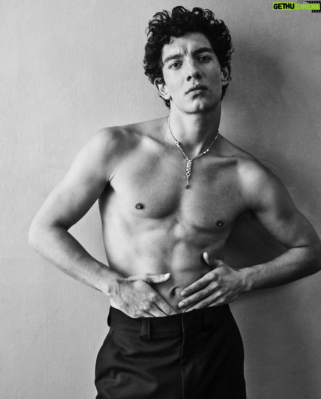 Jorge López Instagram - Ciao Italia!!! questo mese in tutte le vetrine del Paese 🇮🇹❤️🔥 @iconmagazine , @giampaolosgura ❤️🔥🇮🇹 Milan, Italy