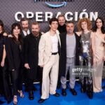 Jorge López Instagram – Premiere “operación marea negra 2”
Otro sueño hecho realidad , esta vez de la mano de personas integras y solidarias que me impulsaron a seguir creciendo y expandiendo cómo profesional y ser humano. Gracias Infinitas @ficcionproducciones , @primevideoes , @primevideobr , @primevideopt .
Nunca olvidaré la noche en que presentamos este trabajo, que para mi es el resultado de un proceso creativo que involucró infinitos retos, quizás los más hasta el momento.
con la sala llena y mis amigos allí presentes, solo puedo concluir que lo esencial es invisible a los ojos.
El ultimo video me hizo el día ♥️😂
#OMN2 #operacionmareanegra2 Cine Callao