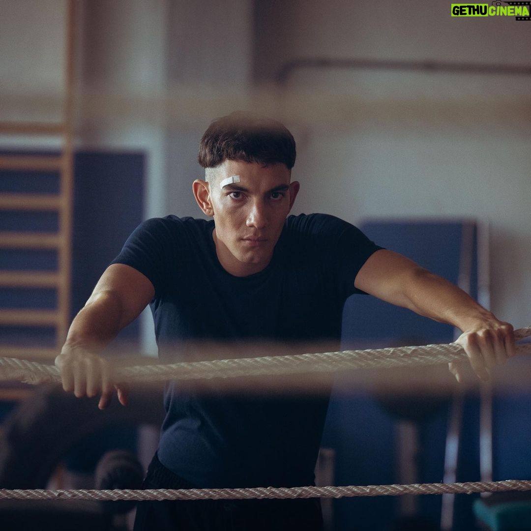 Jorge López Instagram - Primeras imágenes, en exclusiva, de Jorge López en la segunda temporada de 'Operación Marea Negra', la serie de @primevideoes producida por @ficcionproducciones donde interpretará el personaje de Nando. Tras su paso por #Elite y #NowAndThen, el actor chileno graba estos días entre Galicia y Portugal los nuevos capítulos de la ficción. 📍 Haz click en el link en bio para leer los detalles de la incorporación de @jorgelopez_as a la serie.