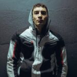 Jorge López Instagram - Primeras imágenes, en exclusiva, de Jorge López en la segunda temporada de 'Operación Marea Negra', la serie de @primevideoes producida por @ficcionproducciones donde interpretará el personaje de Nando. Tras su paso por #Elite y #NowAndThen, el actor chileno graba estos días entre Galicia y Portugal los nuevos capítulos de la ficción. 📍 Haz click en el link en bio para leer los detalles de la incorporación de @jorgelopez_as a la serie.