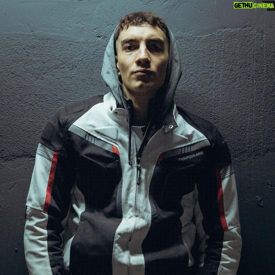 Jorge López Instagram - Primeras imágenes, en exclusiva, de Jorge López en la segunda temporada de 'Operación Marea Negra', la serie de @primevideoes producida por @ficcionproducciones donde interpretará el personaje de Nando. Tras su paso por #Elite y #NowAndThen, el actor chileno graba estos días entre Galicia y Portugal los nuevos capítulos de la ficción. 📍 Haz click en el link en bio para leer los detalles de la incorporación de @jorgelopez_as a la serie.