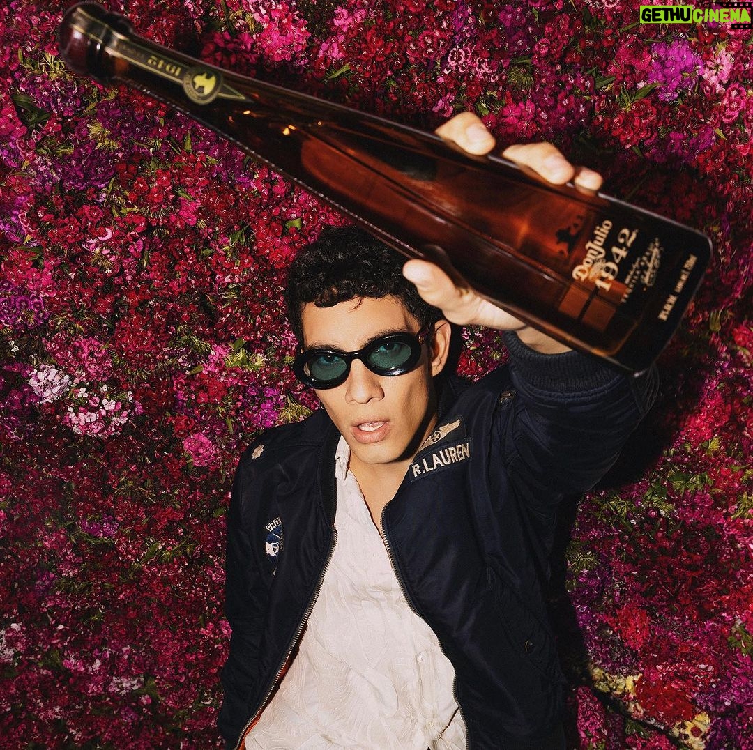 Jorge López Instagram - #ad si no es #PorAmor... ¿entonces para qué? @tequiladonjulio 💀🥂🇲🇽🇨🇱#menoresniunagota Santiago, Chile