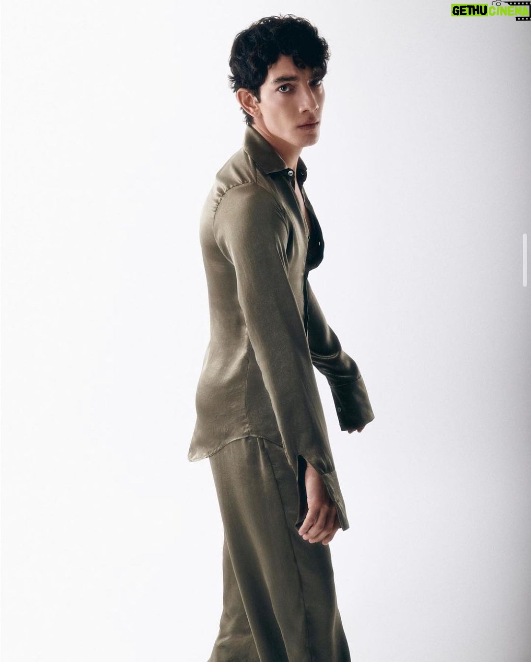 Jorge López Instagram - 🖤 @_noirmagazine @ludovicdesaintsernin 🖤 Dirección Editorial: @gerardangulo Fotografías y Realización: @sergio.valenzuelach MUH: @giolozano_mua Asistentes de Moda: @maris_pg @yessicasalas_cs